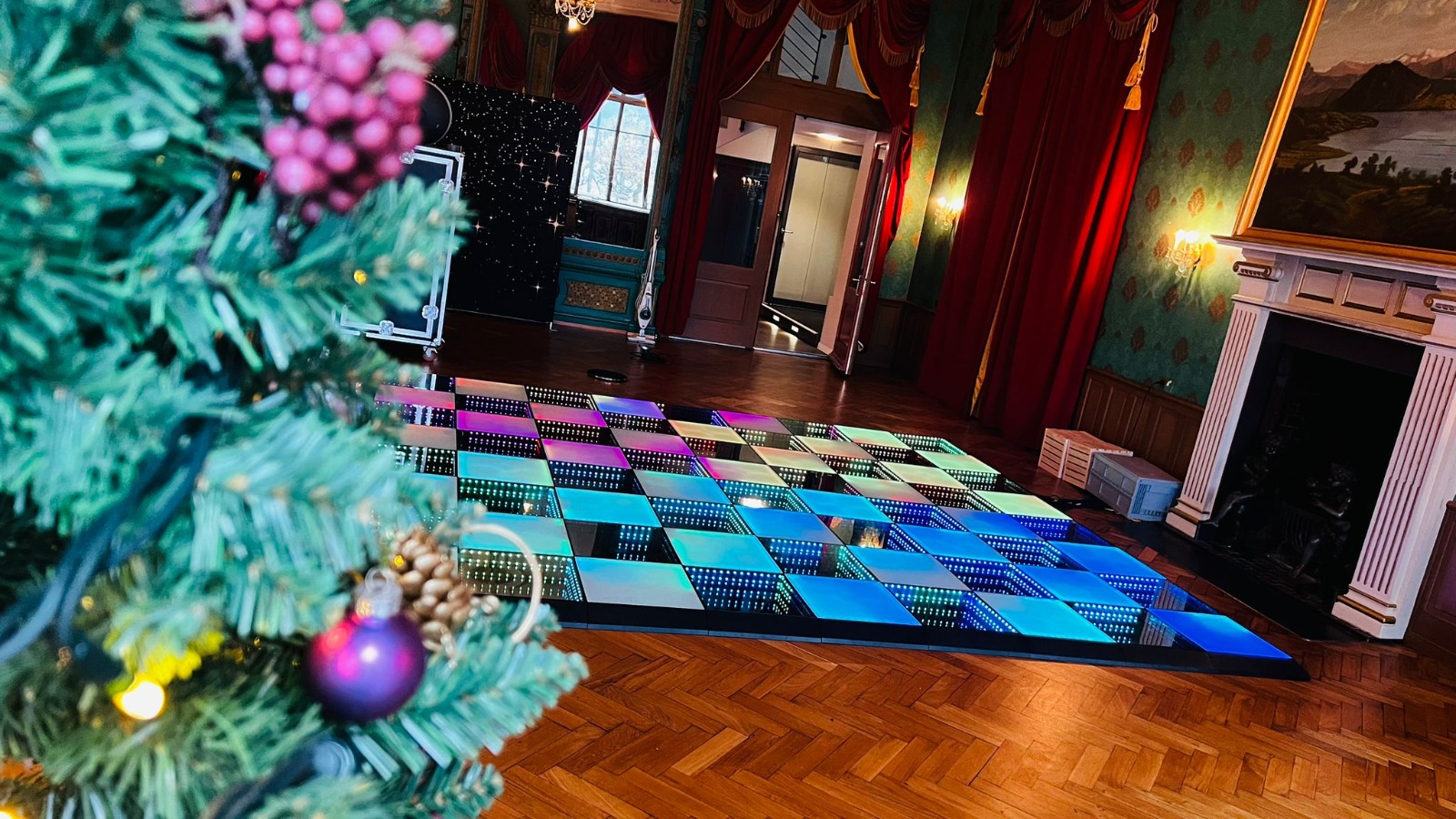 LED Tanzboden 2 Machen Sie Ihre Veranstaltung unvergesslich mit dem Zauber unseres LED Tanzbodens. Kontaktieren Sie uns noch heute, um mehr über unsere Dienstleistungen zu erfahren und Ihren Event zu einem lebendigen Spektakel zu machen!