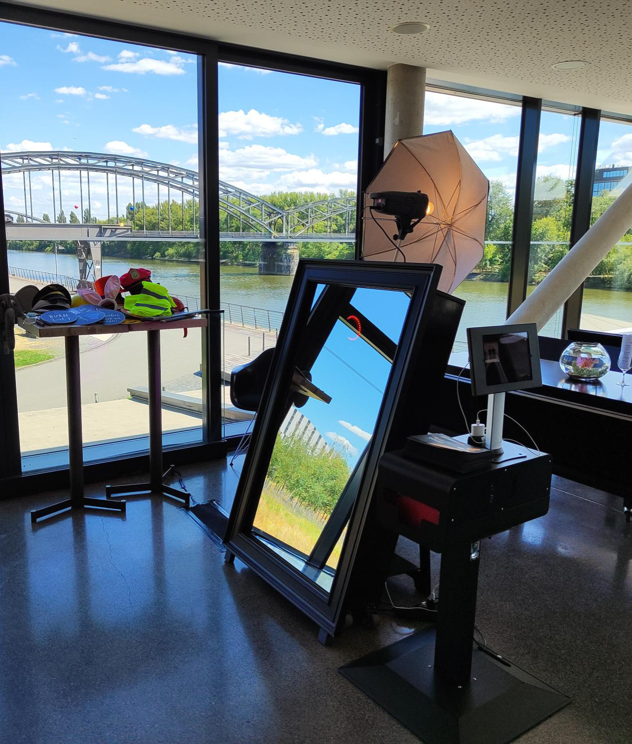 65 Zoll Spiegelfotobox Spiegelfotobox aus Frankfurt am Main. Fotoboxen für Events.